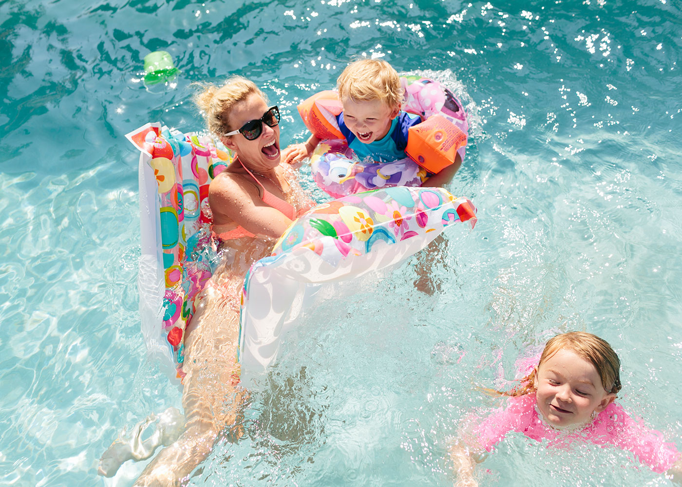Äiti lasten kanssa uima-altaassa. Bild-ID: ima174985